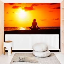 Murales in vinile yoga tramonto sulla spiaggia